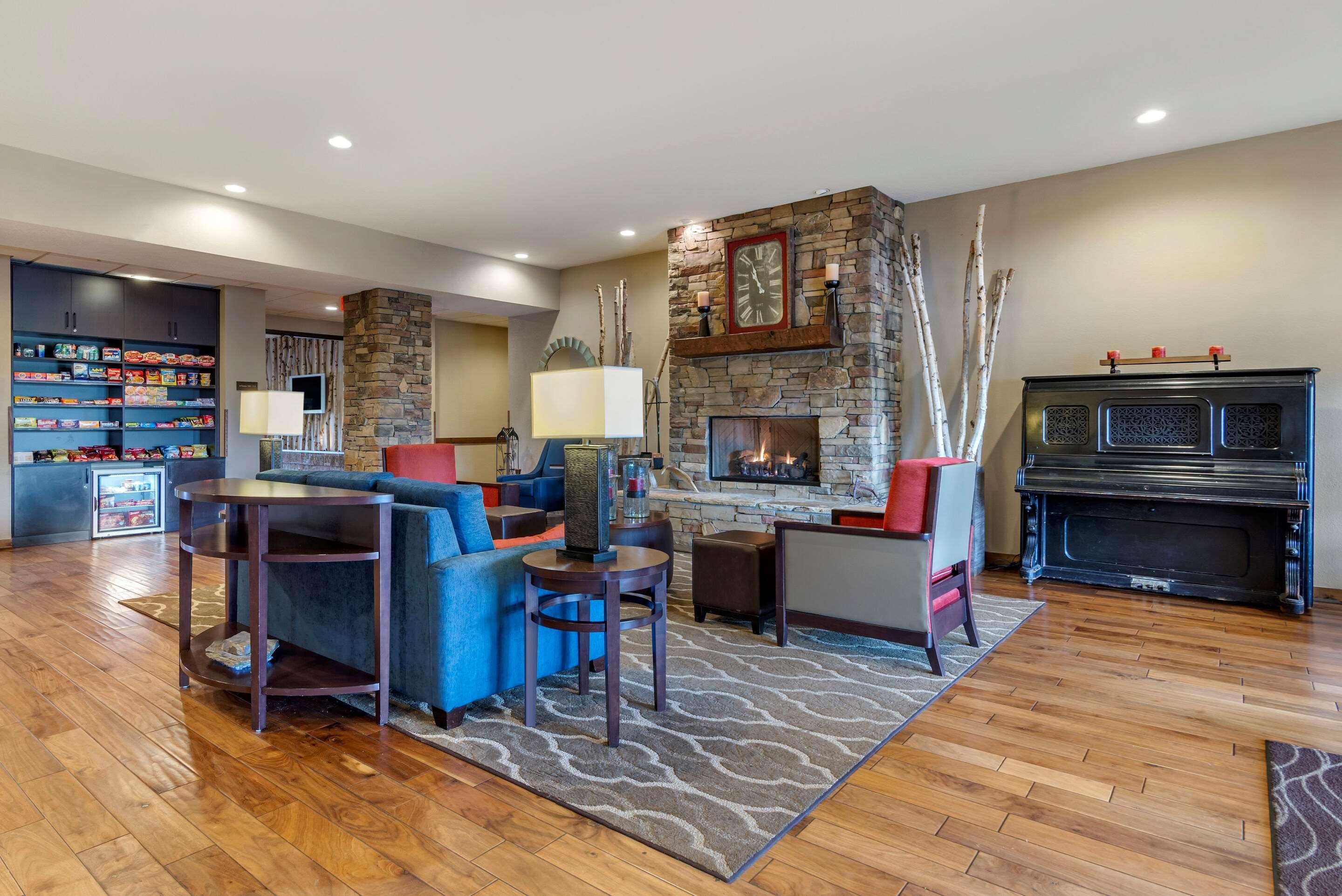 Comfort Inn & Suites Blue Ridge Buitenkant foto